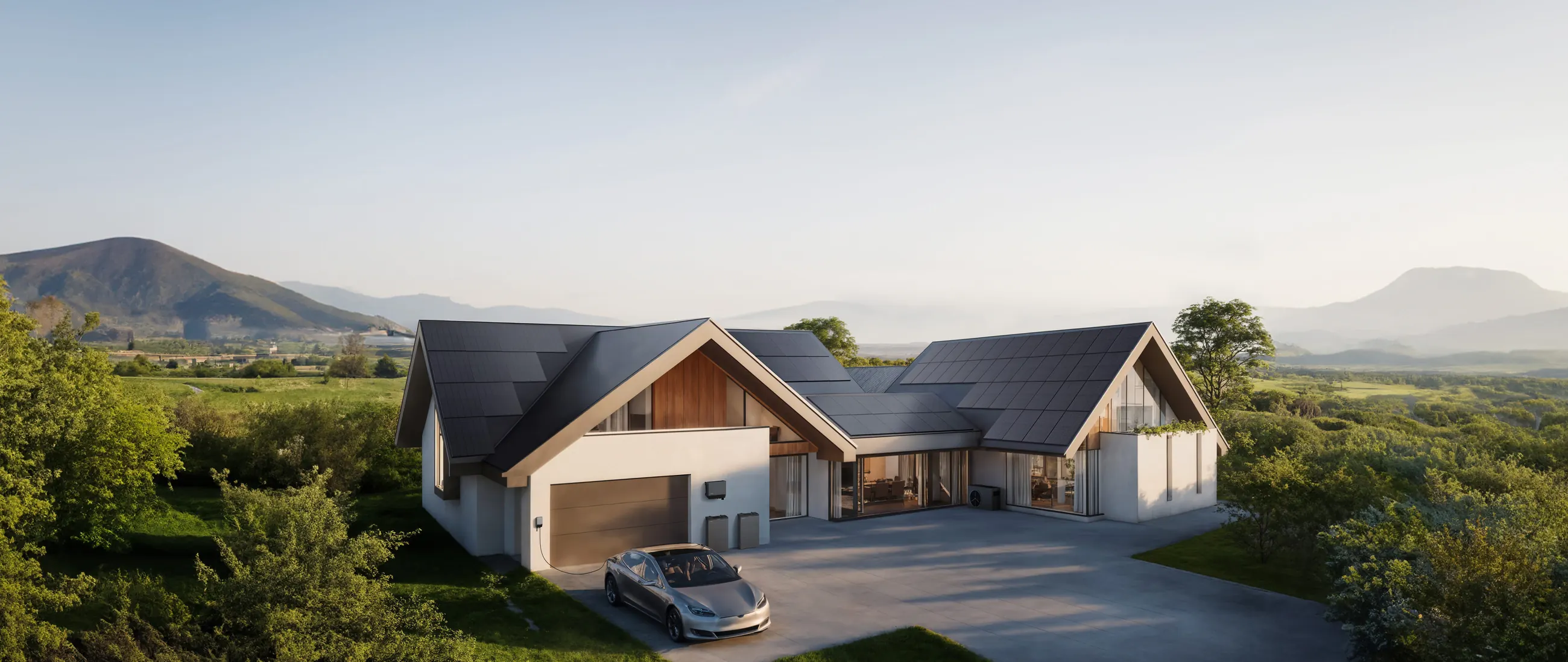 Casa com telhado de várias águas coberto de painéis solares, ao lado do inversor PowerOcean Plus